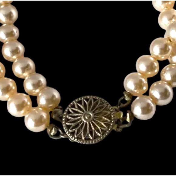 Vintage faux pearl bracelet with sterling filigree clasp - Picture 1 of 8
